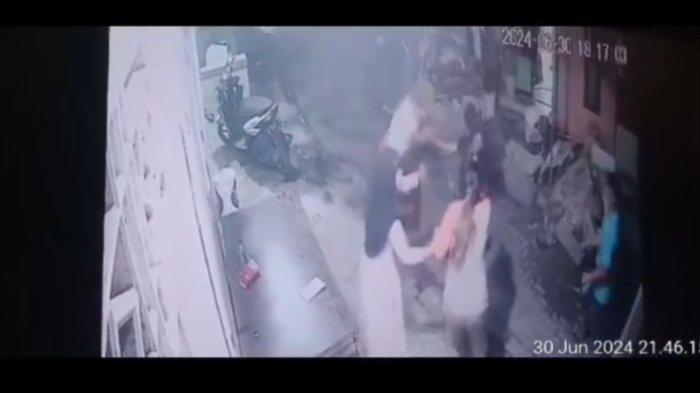 Terkuak motif suami bakar istri di Tangerang. Sang suami, Sulistiawan (40) tega membakar istrinya sendiri, Suci Rahmawati (21).