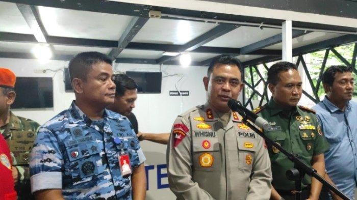 TEROR BOM PESAWAT: Kapolda Sumut Irjen Whisnu Hermawan Februanto (Tengah) bersama Pangdam I Bukit Barisan Mayjen Rio Firdianto (kanan) saat diwawancarai, soal teror bom di pesawat yang mendarat darurat di bandara Kualanamu, Selasa (17/6/2025). Kapolda menyatakan hasil pemeriksaan pesawat aman dari bom, maupun bahan peledak.