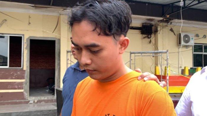 Tersangka Panji Satria pelaku pembunuhan terhadap Echa Tampubolon, ketika digiring ke sel tahanan Polrestabes Medan, Selasa (5/12/2023). TRIBUN-MEDAN/ALFIANSYAH