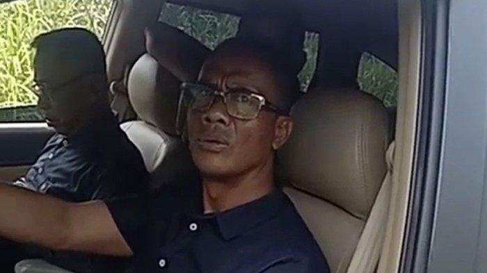 Tersangka Suparmin yang ditahan di Mapolsek Bungaraya berada di bangku tengah di dalam mobil dan didampingi Kapolsek Bungaraya AKP Selamet.