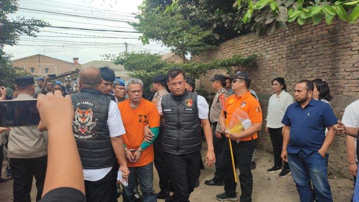 Tersangka pembakaran rumah Sempurna Pasaribu, menjalani reka ulang adegan di beberapa titik, Jumat (19/7/2024).