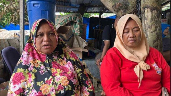 Warni (kiri), ibu Mardian, dan Nur Aini (kanan) istri Pak Ogah alias relawan lalu lintas yang ditemukan tewas di parit Jalan AH Nasution, tak jauh dari Kejaksaan Tinggi Sumut. Ia merasa janggal atas kematian korban.
