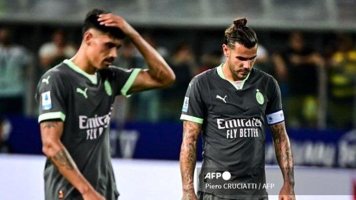 Tijjani Reijnders (kiri) dan Theo Hernandez meratapi kekalahan AC Milan dari Parma pada pekan kedua Liga Italia di Ennio Tardini (24/8/2024).