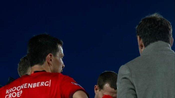 TERDEGRADASI - Para pemain Almere City tampak sedih usai timnya dipastikan terdegradasi dari Eredivisie Liga Belanda. Klubnya Thom Haye, Almere City, resmi terdegradasi dari Eredivisie Liga Belanda meski 'ditolong' gol debut Eliano Reijnders musim ini.