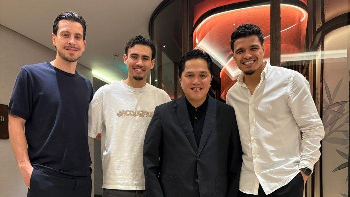 Ketua PSSI, Erick Thohir berfoto bersama pemain keturunan Timnas Indonesia, Thom Haye, Nathan Tjoe-A-ON, Ragnar Oratmangoen