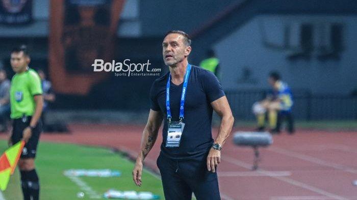 Pelatih Persija, Thomas Doll, sedang memantau para pemainnya saat berlaga di Stadion Patriot Candrabhaga, Bekasi, Jawa Barat, Rabu (9/8/2023) malam.
