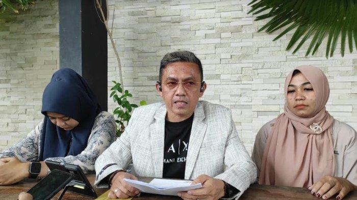 Thomy Faisal Sitorus Pane (tengah), kuasa hukum keluarga Ade Nurul Fadilah (19), peserta kursus penerbangan di Sumatera Flight Education Center Medan diduga meninggal tak wajar, saat diwawancarai, Jumat (25/10/2024). Keluarga menduga, korban tewas akibat dianiaya di asrama sekolah kursus penerbangan karena ada diduga memar.