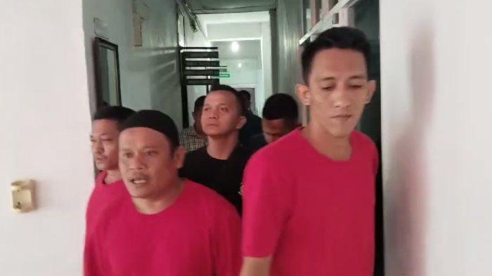 Tiga orang kurir narkoba, Irwansyah alias Iwan Lemak, Sharen alias Lepak, dan Panji Sandi berteriak-teriak saat digiring petugas meminta agar bos mereka Nunung yang diduga bandar sabu segera ditangkap. Menurutnya, Nunung merupakan salah satu dalang dari masuknya narkotika jenis sabu ke Indonesia dari Malaysia melalui jalur perairan Asahan, Rabu (15/1/2025).