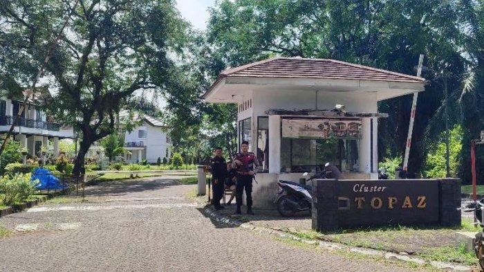 PENGGELEDAHAN KPK: Tiga orang petugas polisi yang berjaga di depan gerbang cluster Topaz Perumahan Royal Sumatera di Jalan Jamin Ginting Medan, Rabu (2/7/2025). Penggeledahan sudah berlangsung selama dua jam. (Tribun Medan/Anisa)
