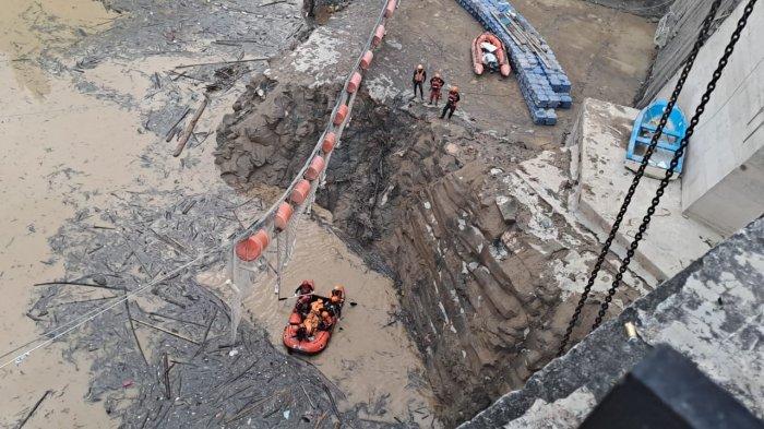 Tim Basarnas Medan mengevakuasi jenazah salah satu personel Basarnas Medan yang hanyut saat melakukan proses pencarian, di Sungai Lau Biang, tepatnya bendungan PT WEP, Desa Rih Tengah, Kecamatan Kuta Buluh, Kabupaten Karo, Rabu (23/10/2024) kemarin sore.