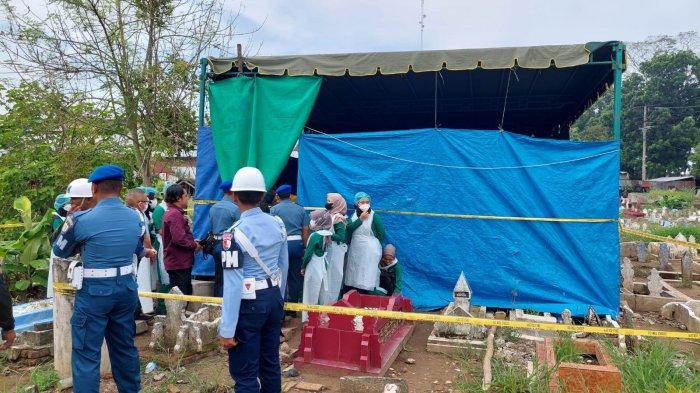 Tim Forensik Polda Sumatera Utara (Sumut) didampingi Pusat Polisi Militer Tentara Nasional Indonesia (Puspom TNI) melakukan ekshumasi terdahap jasad Almarhum Lettu Laut Eko Damara (30) di pemakaman umum yang berada di Dusun Serbajadi, Desa Karang Rejo, Kecamatan Stabat, Kabupaten Langkat, Sumatera Utara, Senin (24/6/2024).