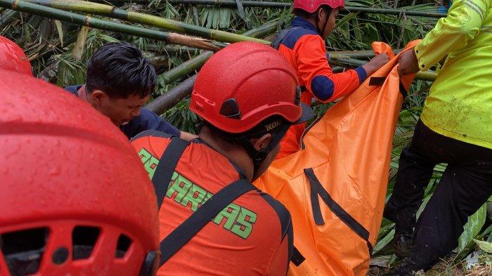 Tim Gabungan SAR, mengevakuasi jenazah korban dampak bencana tanah longsor yang terjadi di Kecamatan Sibolangit, Kabupaten Deli Serdang, Kamis (28/11/2024). (TRIBUN MEDAN/HO)