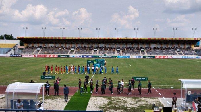 Tim PSPS Riau dan PSDS Deli Serdang memasuki lapangan Stadion Kaharuddin Nasution Pekan Baru Minggu, (12/11/2023). 