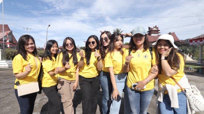 Bupati Pakpak Bharat, Franc Bernhard Tumanggor melepas keberangkatan Tim Paduan Suara Pakpak Bharat Choir yang akan mengikuti ajang Festival Paduan Suara Gerejawi (Pesparawi) Sumatera Utara yang digelar di Kota Balige, Kabupaten Toba, pada 30 Agustus 2024. (Diskominfo)

Pelepasan pemberangkatan dilaksanakan di Rumah Dinas Bupati Pakpak Bharat, Salak, Kamis (29/08/2024). (Diskominfo)