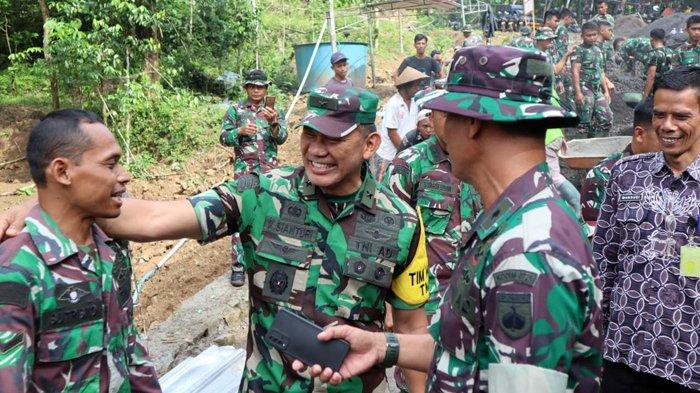 Brigjen TNI Kristomei Sianturi, S.Sos., M.Si (Han) saat meninjau lokasi pelaksanaan TNI Manunggal Membangun Desa (TMMD) Reguler ke-119 di wilayah Kodim 0729 Bantul, Yogyakarta, Kamis (7/3/2024). (Dispenad)