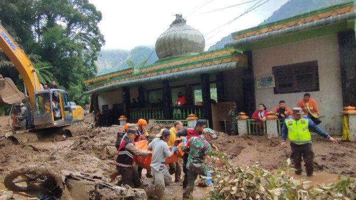 Tim gabungan melakukan evakuasi jenazah salah satu korban longsor di Desa Semangat Gunung, Kecamatan Merdeka, Kabupaten Karo, Minggu (24/11/2024).