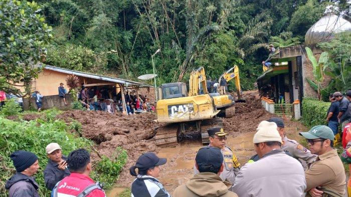 Tim gabungan melakukan upaya evakuasi korban yang terdampak bencana tanah longsor di Desa Semangat Gunung, Kecamatan Merdeka, Kabupaten Karo, Minggu (24/11/2024).