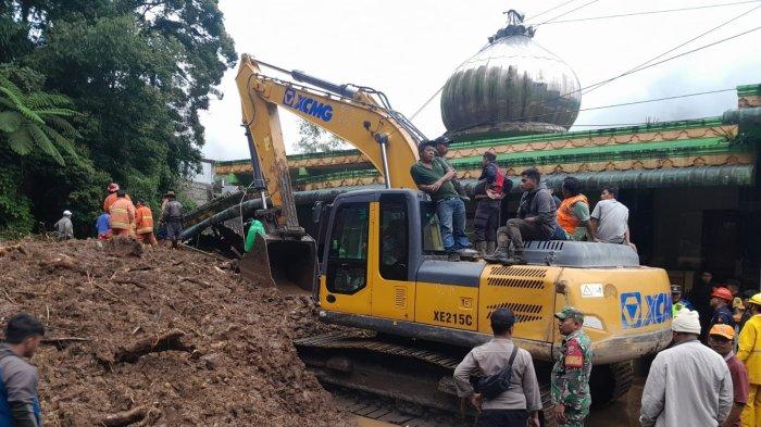 Tim gabungan mengerahkan alat berat dalam proses evakuasi dan pencarian korban yang terdampak bencana tanah longsor di Desa Semangat Gunung, Kecamatan Merdeka, Kabupaten Karo, Minggu (24/11/2024).