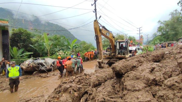 Tim gabungan mengevakuasi jenazah salah satu korban bencana tanah longsor yang terjadi di Desa Semangat Gunung, Kecamatan Merdeka, Kabupaten Karo, Minggu (24/11/2024) kemarin. Di hari pertama, tim gabungan berhasil mengevakuasi empat jenazah yang tertimbun material longsor.