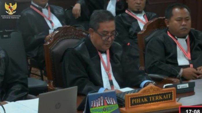 Tim kuasa hukum Rico-Zaki, Syarwani saat membacakan jawabannya dalam sidang lanjutan di Mahkamah Konstitusi (MK). Dalam sidang lanjutan, MK menghadirkan Komisi Pemilihan Umum (KPU) Badan Pengawas Pemilu (Bawaslu), Jumat (17/1/2025). /Youtube MK.