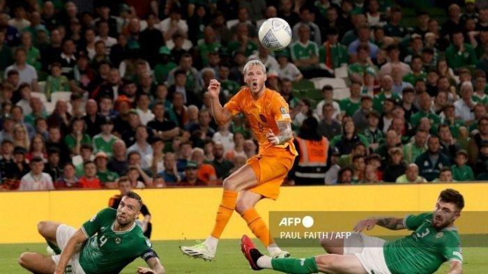 Adam Idah (kiri) dari Irlandia dan gelandang Irlandia Ryan Manning (kanan) menyaksikan striker Belanda Wout Weghorst melakukan umpan silang pada pertandingan sepak bola kualifikasi grup B UEFA Euro 2024 antara Republik Irlandia dan Belanda di Stadion Aviva di Dublin, Irlandia pada 10 September , 2023.