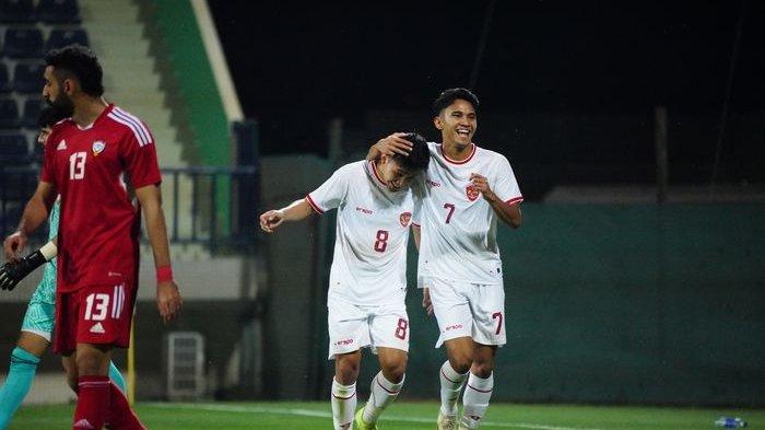 Witan Sulaeman dan Marselino Ferdinan selebrasi di laga uji coba Timnas U-23 Indonesia vs Uni Emirate Arab U-23