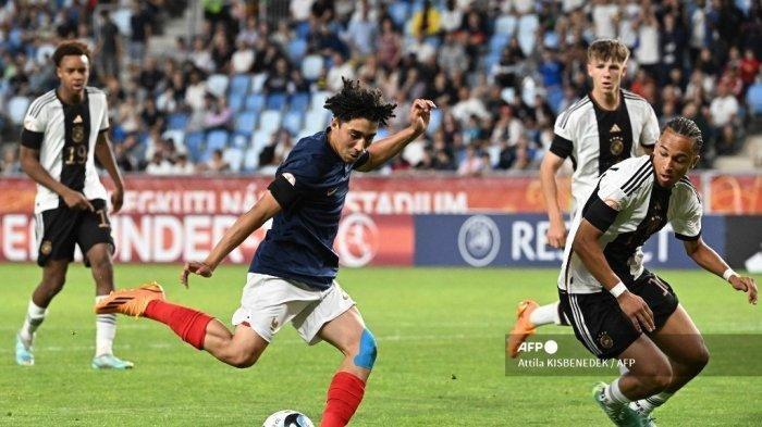 Penyerang Prancis Mohammed-Amine Bouchenna (tengah) menembak selama pertandingan final sepak bola UEFA U-17 antara Jerman dan Prancis di Stadion Hidegkuti Nandor di Budapest, Hongaria pada 2 Juni 2023. Profil Timnas Prancis di Piala Dunia U17 2023, tim yang pernah sekali naik podium juara, tepatnya pada edisi 2001 silam.