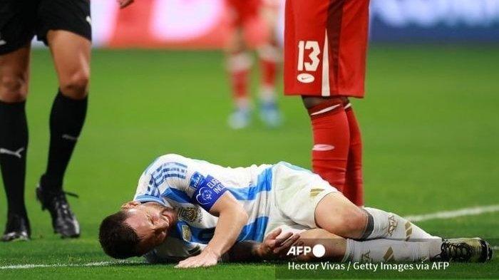 Lionel Messi terjatuh di lapangan saat bertanding di Copa America 2024.