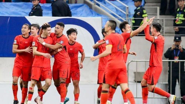 PEMAIN CHINA: Selebrasi pemain Timnas China seusai mencetak gol ke gawang Timnas Indonesia, Selasa (15/10/2024).  