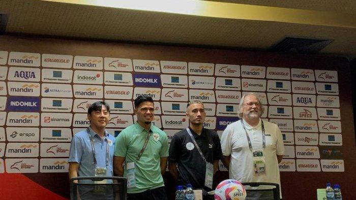 Pelatih timnas Indonesia, Shin Tae-yong, saat berfoto dalam sesi konferensi pers di Stadion Utama Gelora Bung Karno (SUGBK), Jakarta, pada Senin (10/6/2024).(KOMPAS.com/Ahmad Zilky)