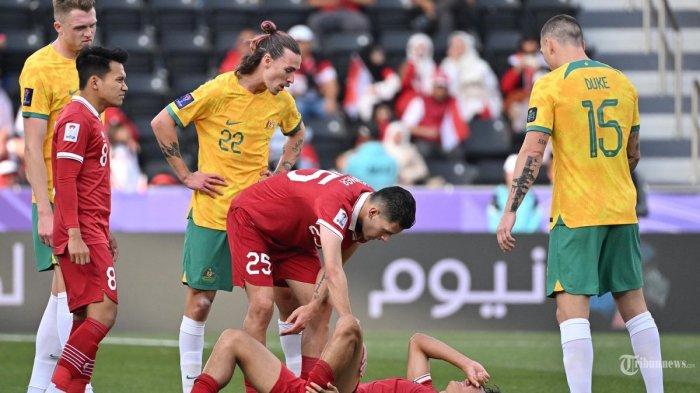 Pemain depan Indonesia Rafael Struick (11) terbaring di lapangan setelah cedera saat pertandingan sepak bola Piala Asia AFC Qatar 2023 antara Australia dan Indonesia di Stadion Jassim bin Hamad di Doha. Minggu (28 Januari 2024).  