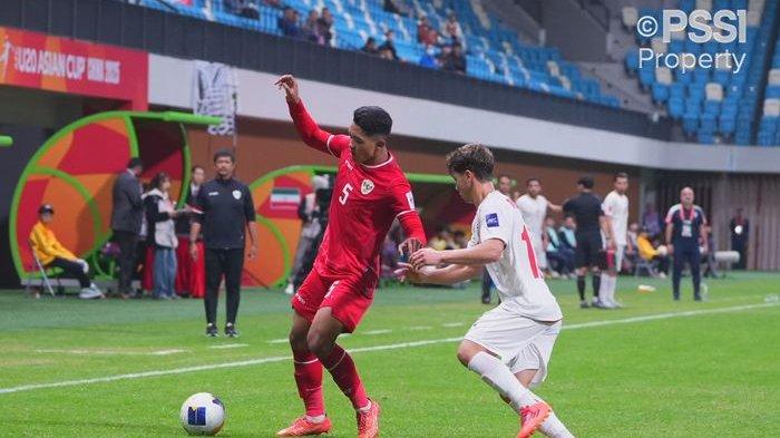 KALAH - Pemain timnas U-20 Indonesia, Alfharezzi Buffon saat berhadapan dengan pemain timnas U-20 Iran, Kamis (13/2/2025). Timnas U-20 Indonesia dalam laga ini menelan kekalahn telak 0-3 dari Iran.
