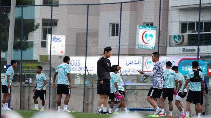 Shin Tae-yong saat memimpin sesi latihan timnas U-23 Indonesia.