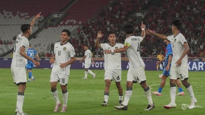 PIALA AFF U23 - Selebrasi pesepak bola Timnas U-23 Indonesia usai gol bunuh diri pemain Filipina pada laga babak penyisihan Grup A Piala AFF U-23 di Stadion Utama Gelora Bung Karno (SUGBK), Senayan, Jakarta Pusat, Jumat (18/7/2025). Prediksi Timnas Indonesia vs Malaysia di matchday pamungkas Grup A Piala AFF U23 2025 di SUGBK pada Senin (21/7/2025) malam WIB. 