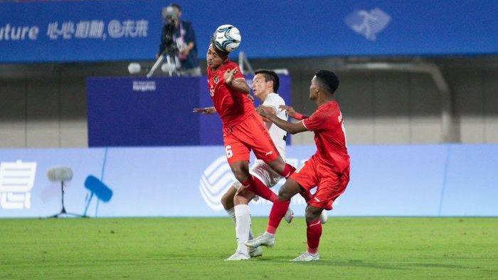 Pemain timnas U-24 Indonesia, Haykal Alhafiz saat menghadapi Kirgistan dalam laga perdana grup F Asian Games 2022, di Zhejiang Normal University East Stadium, Jinhua, China pada Selasa (19/9/2023).