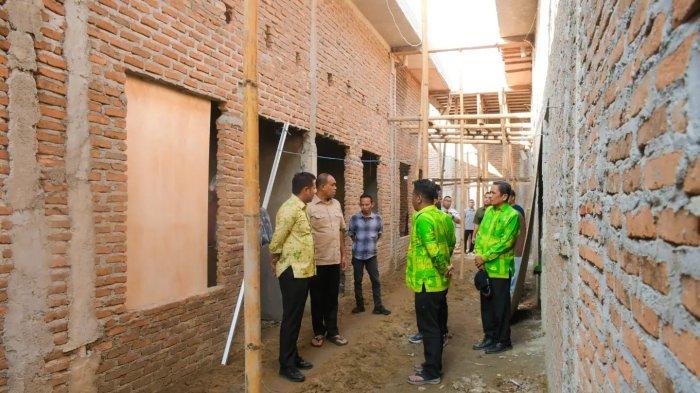 Bupati Sergai Darma Wijaya didampingi Wakilnya Adlin Tambunan saat meninjau pembangunan RSUD Sultan Sulaiman Sergai dalam rangka meningkatkan pelayanan kesehatan di Sergai, Jum'at (13/10/2023).