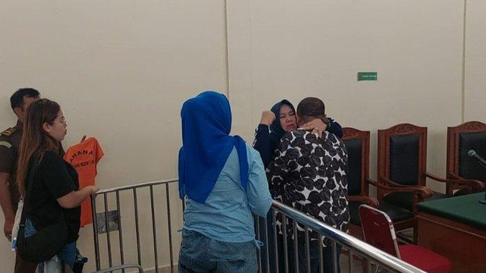 Tiorita Br Surbakti istri Terbit Rencana Peranginangin memeluk erat suaminya sambil mengepal salahsatu tangannya, usai JPU menuntut 14 tahun penjara eks Bupati Langkat ini dalam kasus Tindak Pidana Perdangan Orang (TPPO) di Pengadilan Negeri Stabat, Rabu (5/6/2024). 