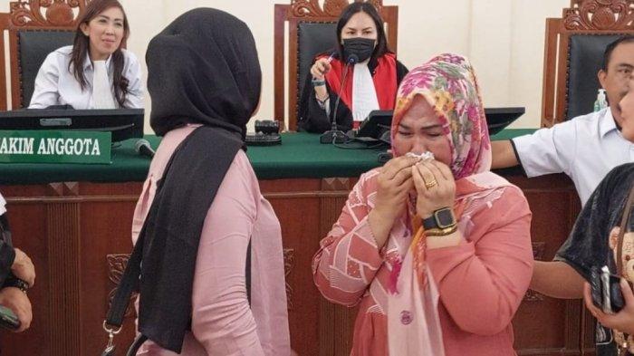 Tiorita Br Surbakti mengusap air matanya saat menyapa suaminya melalui sambungan video dalam ruang sidang Pengadilan Negeri (PN) Stabat, Kabupaten Langkat, Sumatera Utara, Senin (10/7/2023). 