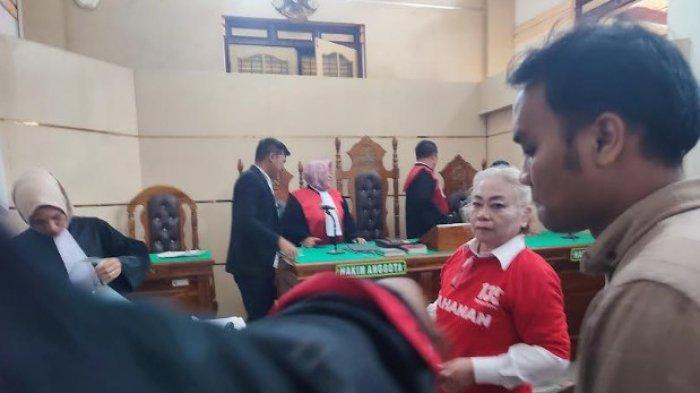 DOSEN BUNUH SUAMI: Pengadilan Negeri Medan mendatangkan 3 saksi dalam sidang pembunuhan Rusman M Situngkir yang dilakukan oleh istri korban yakni Tiromsi Sitanggang yang juga seorang dosen, Senin (24/3/2025). (TRIBUN MEDAN/ANUGRAH NASUTION)