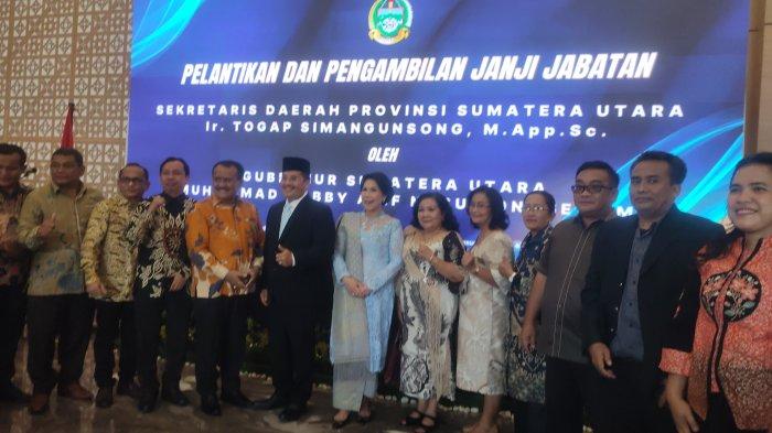 Togap Simangunsong saat foto bersama usai dilantik menjadi Sekda Defenitif di Bandara Kualanamu, Deliserdang, Jumat (11/7/2025).  