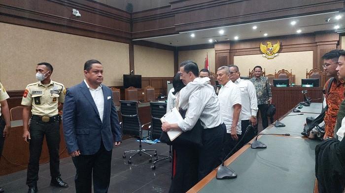 VONIS TOM LEMBONG - Momen Tom Lembong mendapat pelukan dari sang istri, Maria Franciska Wihardja usai jalani sidang vonis kasus korupsi impor gula di Pengadilan Tipikor Jakarta, Jumat (18/7/2025). Tom Lembong divonis 4 tahun 6 bulan penjara dan denda Rp 750 juta.