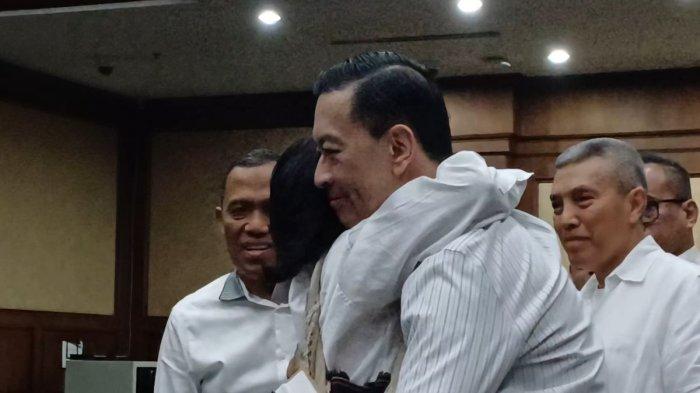 Eks Menteri Perdagangan Thomas Trikasih Lembong alias Tom Lembong memeluk istrinya, Francisca Wihardja usai hakim menjatuhkan putusan 4,5 tahun penjara dalam kasua dugaan korupsi importasi gula di Pengadilan Tipikor Jakarta Pusat, Jumat (18/7/2025).