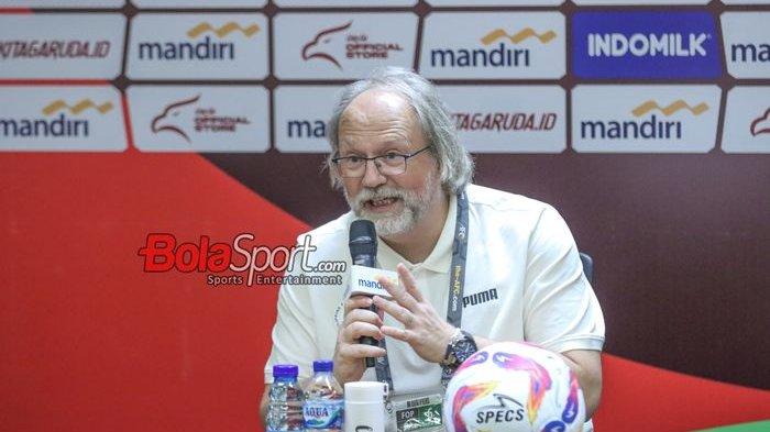Pelatih timnas Filipina, Tom Saintfiet, saat hadir dalam sesi jumpa pers di Media Center Stadion Utama Gelora Bung Karno, Senayan, Jakarta, Senin (10/6/2024).