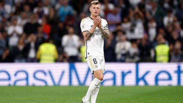 Pemain asal Jerman, Toni Kroos sebagai gelandang tengah ketika membela Real Madrid di Liga Spanyol. Daftar prestasi atau gelar yang pernah diraih oleh Toni Kroos sepanjang karier profesional sepak bola, lebih sempurna ketimbang Cristiano Ronaldo.