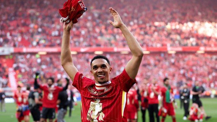 BAWA LIVERPOOL JUARA - Bek Liverpool, Tren Alexander-Arnold bawa Liverpool juara Liga Inggris 2024-2025. Kini dia akan meninggalkan Liverpool dan pindah ke Real Madrid.
