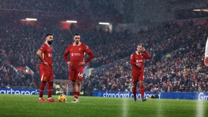 GABUNG REAL MADRID - Bek Liverpool, Trent Alexander-Arnold (tengah) saat mau ambil tendangan bebas. Trent Alexander-Arnold sudah fix gabung Real Madrid, dikontrak empat tahun.