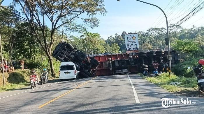 TRAILER TIMPA HIACE - Truk trailer terguling lalu menimpa minibus Hiace di Tanjakan Tompak, Kecamatan Ampel, Jalan Solo-Semarang, Kamis (26/6/2025).