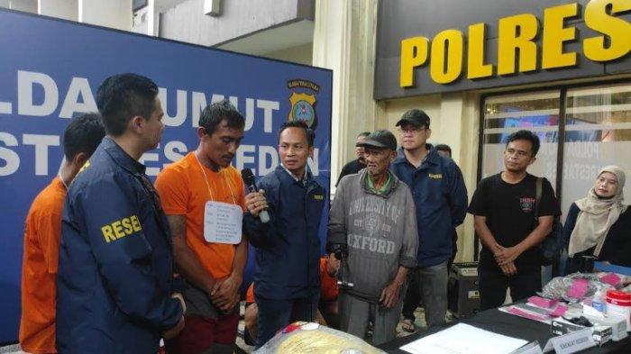 TUKANG BECAK DIBEGAL: Momen Sat Reskrim Polrestabes Medan melakukan konferensi pers pengungkapan perampokan yang dialami M Yatim, tukang becak motor disabilitas, di Polrestabes Medan, Sabtu (12/7/2025). Pelaku beserta penadahnya turut ditangkap. (TRIBUN MEDAN/FREDY SANTOSO)