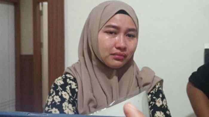 ULAH DEVELOPER NAKAL - Emi Kamila warga Perumahan Aero Home Estate meluapkan tangisnya saat berada di kantor DPRD Kota Makassar, Jl Ap Pettarani, Kamis (26/6/2025). Ia adalah salah satu korban penipuan developer bernama Muh Asraf.