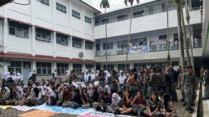 UNJUK RASA- Sebanyak 140 siswa menggelar aksi unjuk rasa di sekolahnya Jalan Cik Ditiro, Kamis (6/1/2025).  Orang tua siswa tuntut sekolah untuk  menanggung biaya daftar seleksi tertulis PTN jalur SNBT hingga memberikan bimbel.